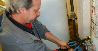 SHK-Monteur zieht ein Rohrfitting mit zwei Rohrzangen an